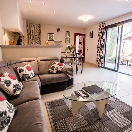 וילה Double On A Quiet Domain With Large Swimming Pool And A Park-like Garden. *