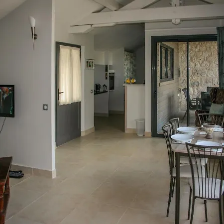 וילה Double On A Quiet Domain With Large Swimming Pool And A Park-like Garden. *