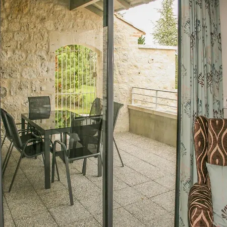 Double On A Quiet Domain With Large Swimming Pool And A Park-like Garden. וילה
