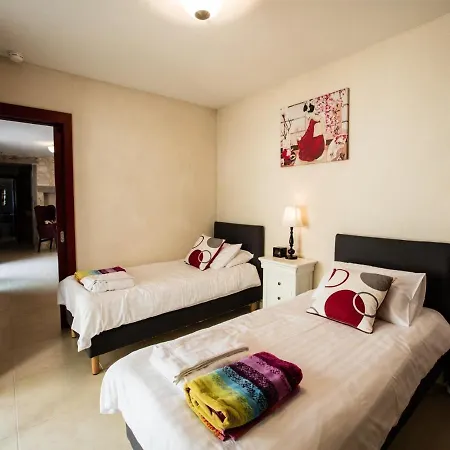 Double On A Quiet Domain With Large Swimming Pool And A Park-like Garden. וילה